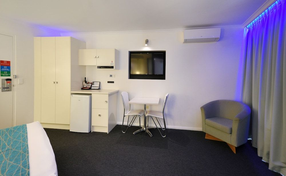 Atlantic Tower Motor Inn 10th floor Premium Spa Room with Balcony 12