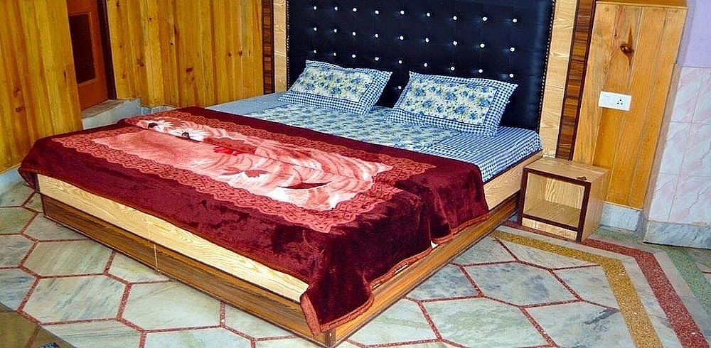 Hotel Himalayan Paradise Deluxe Room 8