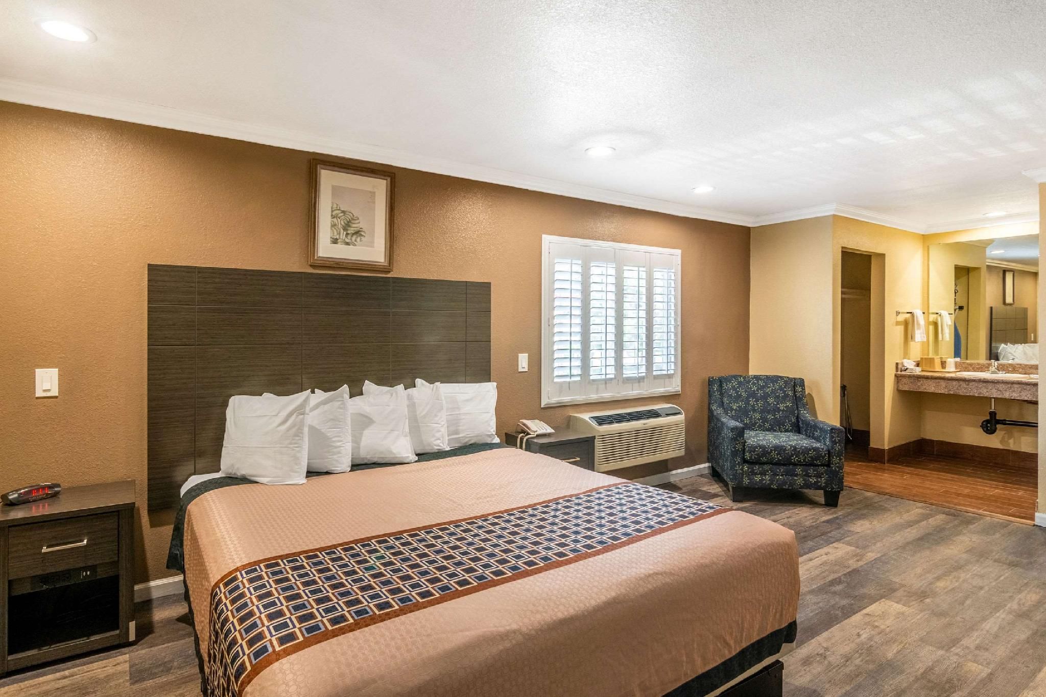 1 King Bed, Nonsmoking