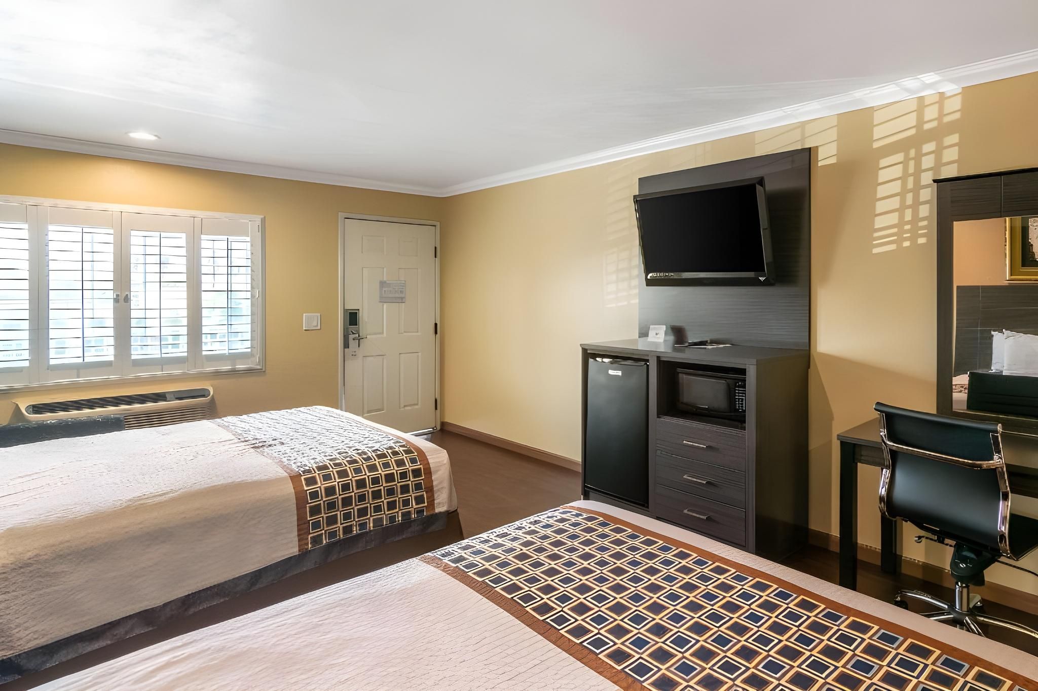 Rodeway Inn Artesia Cerritos 1 King Bed, Nonsmoking, Accessible