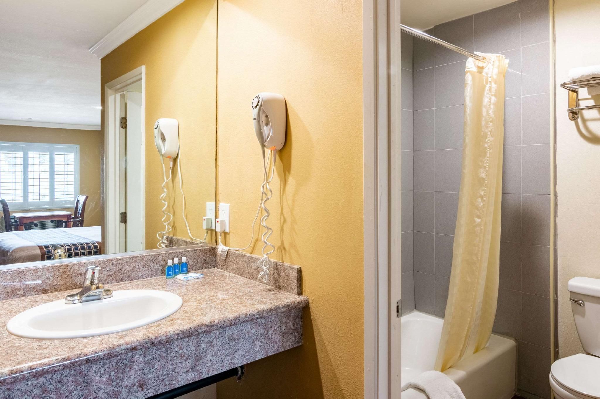 Rodeway Inn Artesia Cerritos 1 King Bed, Smoking 3