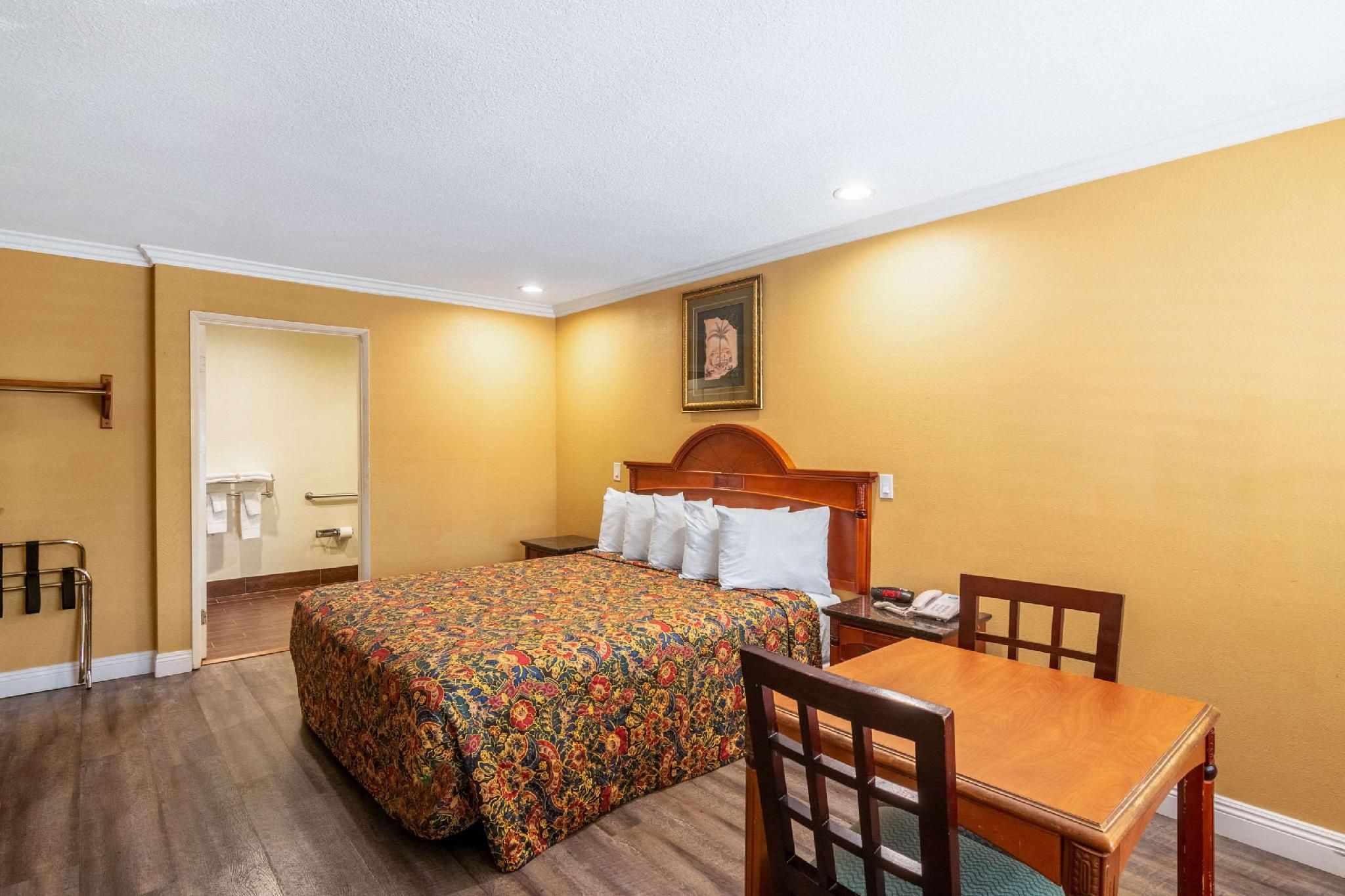 Rodeway Inn Artesia Cerritos 1 King Bed, Nonsmoking, Accessible 2