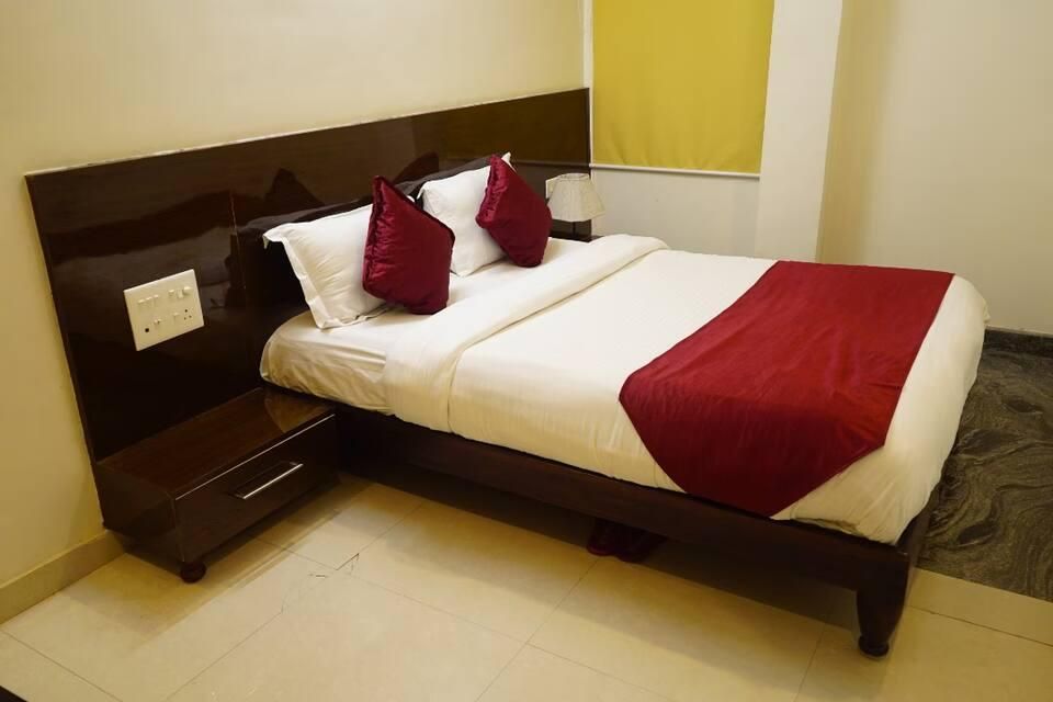 Hotel Razia Inn Deluxe Room with Free Wi-fi 4
