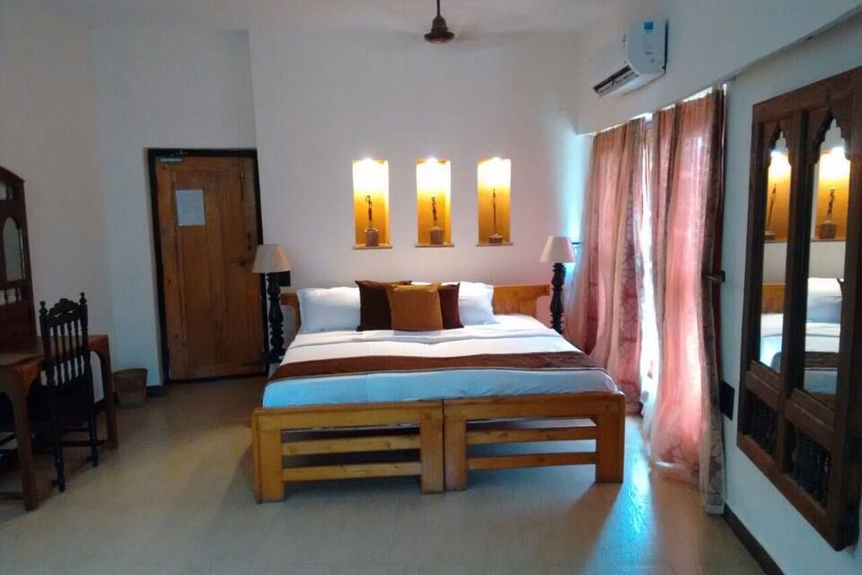 Hampi Boulders Deluxe AC River Facing 3