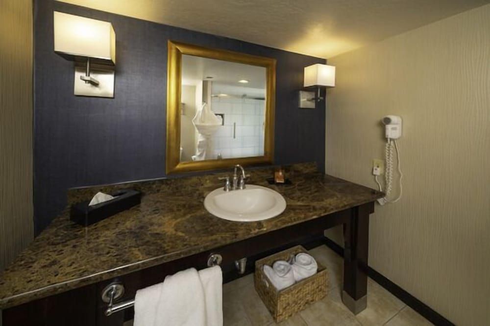 Carson Valley Inn Deluxe Room, 1 King Bed 2