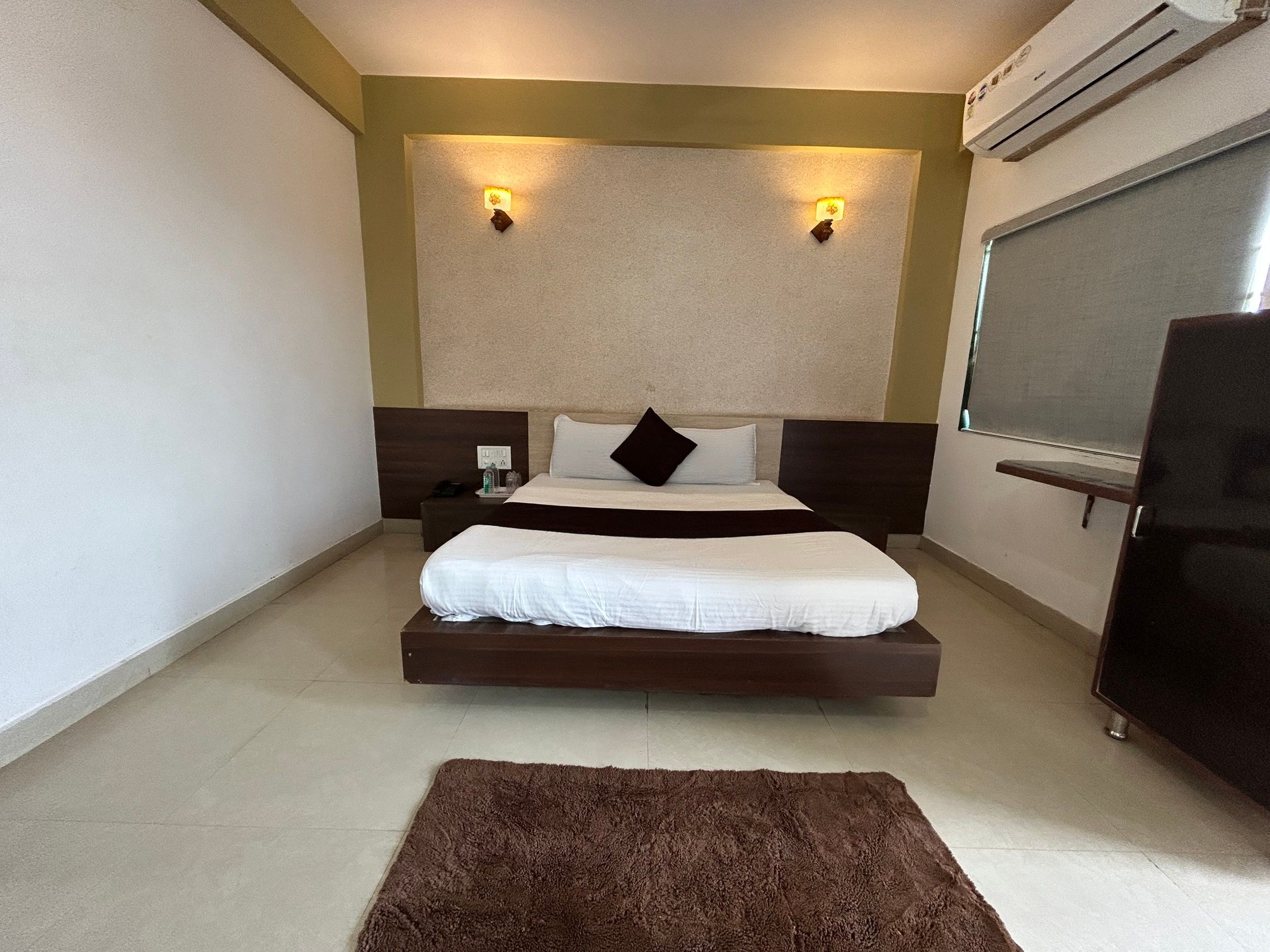 Hotel Somnath Atithigruh Double Bed Non AC Room 4