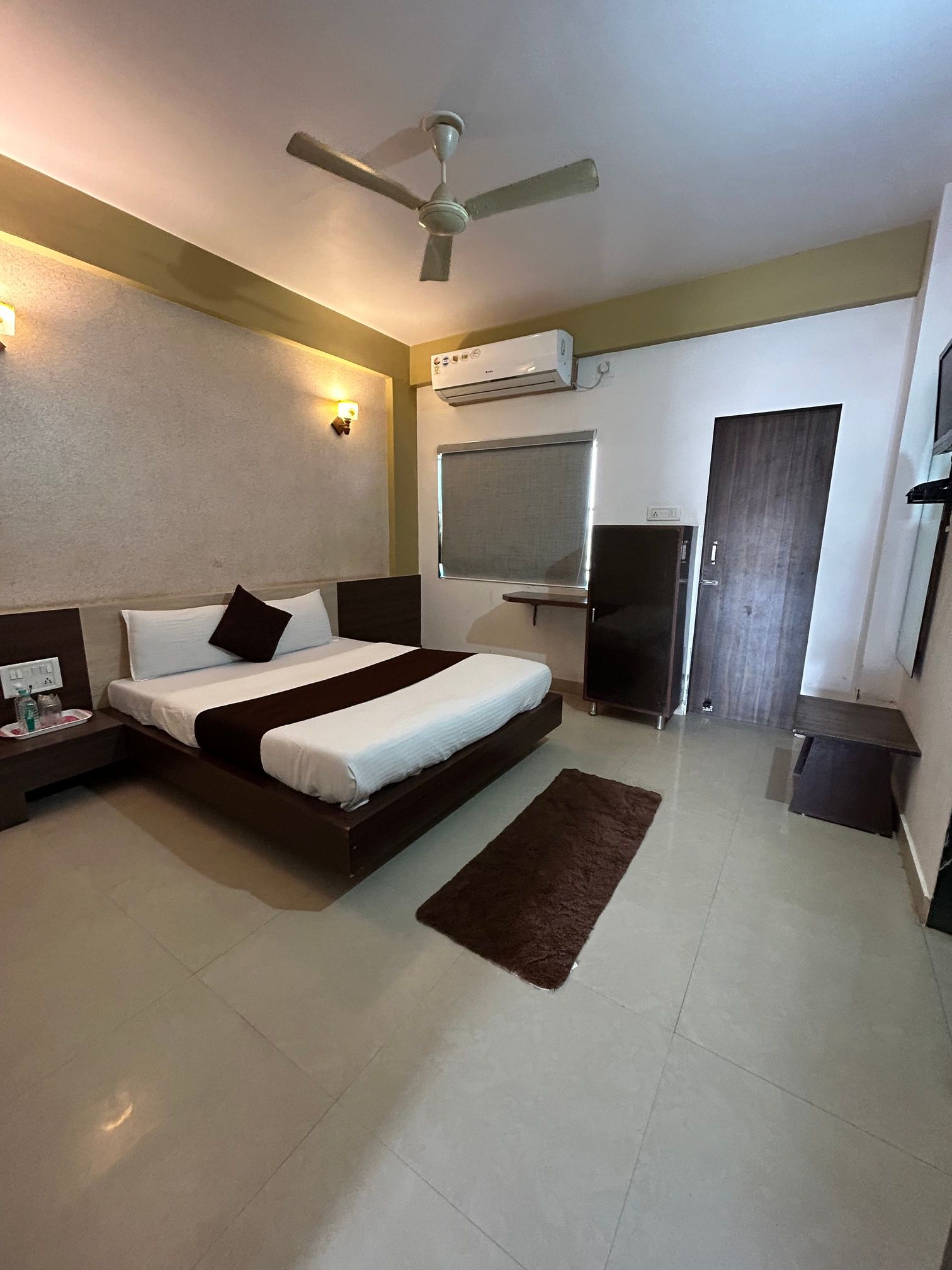 Hotel Somnath Atithigruh Double Bed AC Room 2