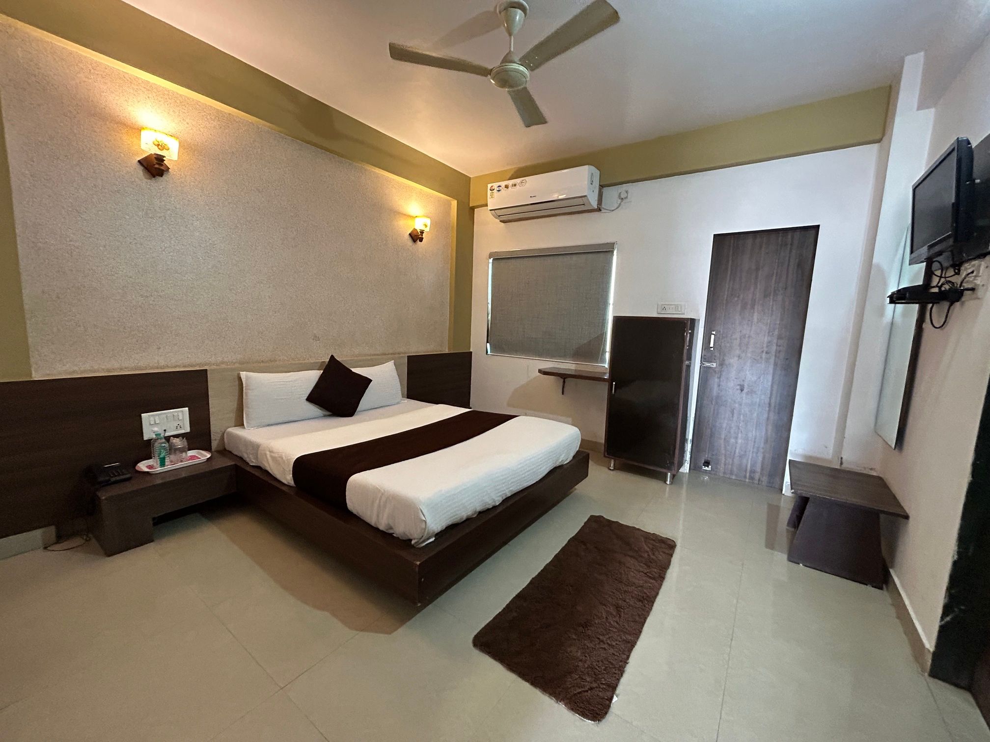 Hotel Somnath Atithigruh Double Bed AC Room 4