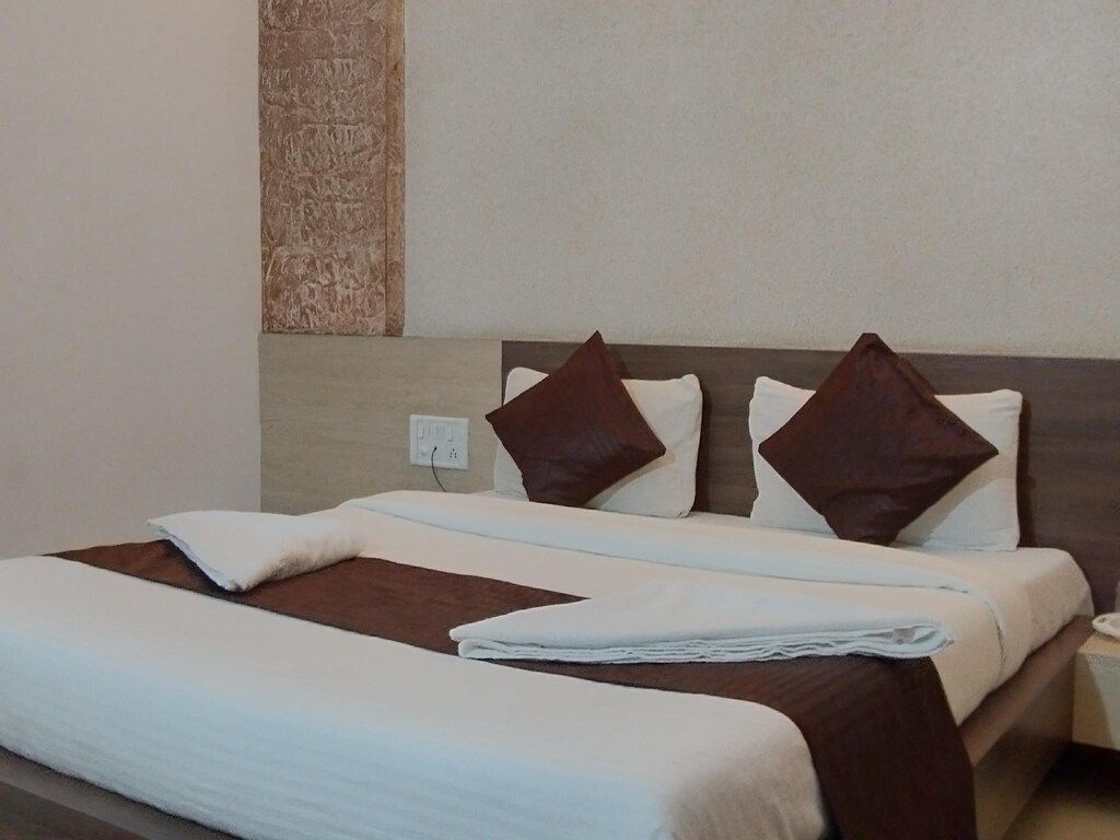 Hotel Somnath Atithigruh Double Bed Non AC Room 7