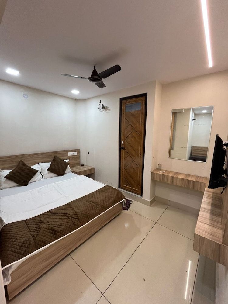 HOTEL PRAKASH BLOCK-1 Triple Room, Smoking 9