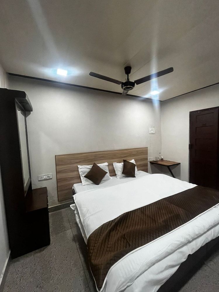 HOTEL PRAKASH BLOCK-1 Triple Room, Smoking 12