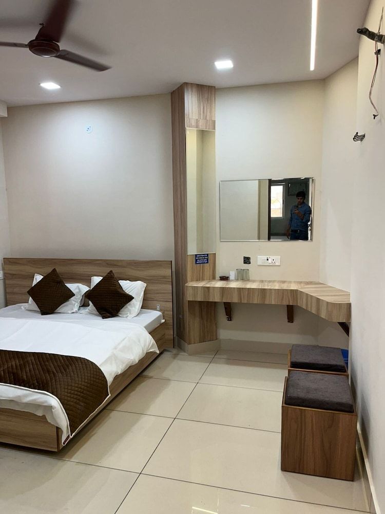 HOTEL PRAKASH BLOCK-1 Triple Room, Smoking 8