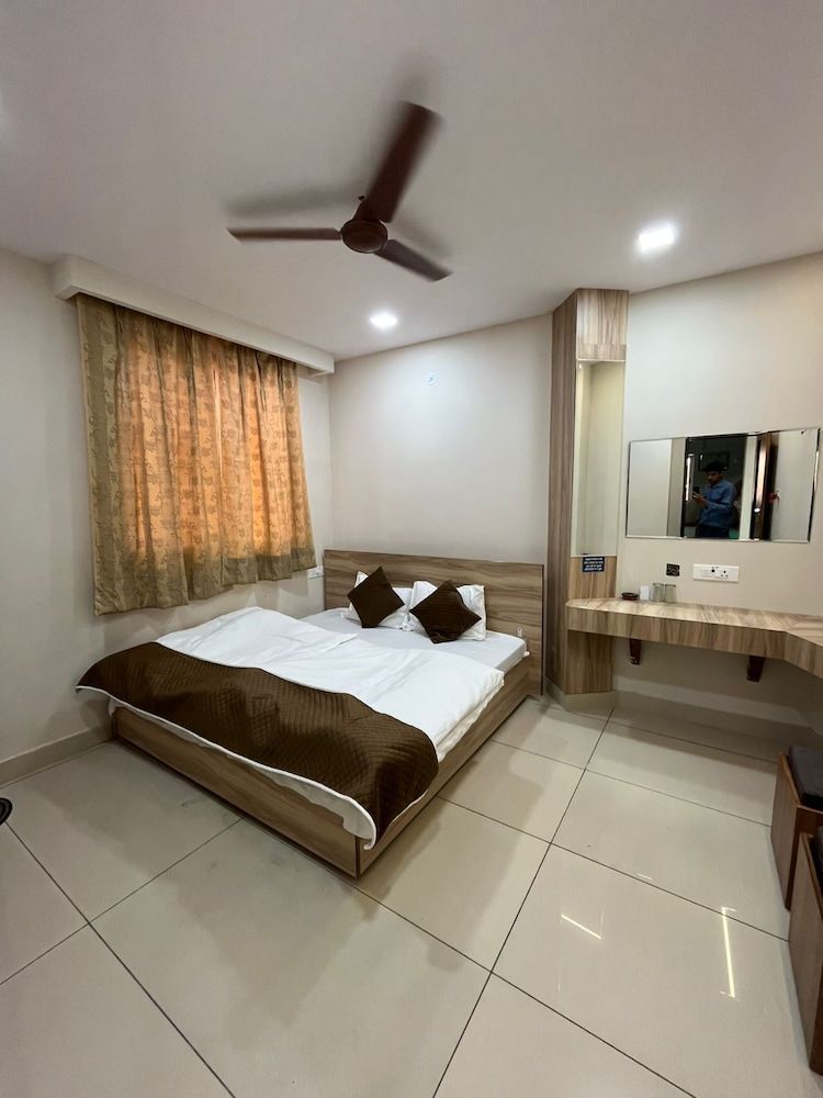 HOTEL PRAKASH BLOCK-1 Triple Room, Smoking 7