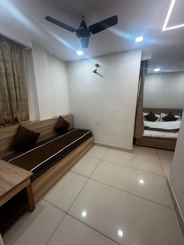 HOTEL PRAKASH BLOCK-1 Triple Room, Smoking 16
