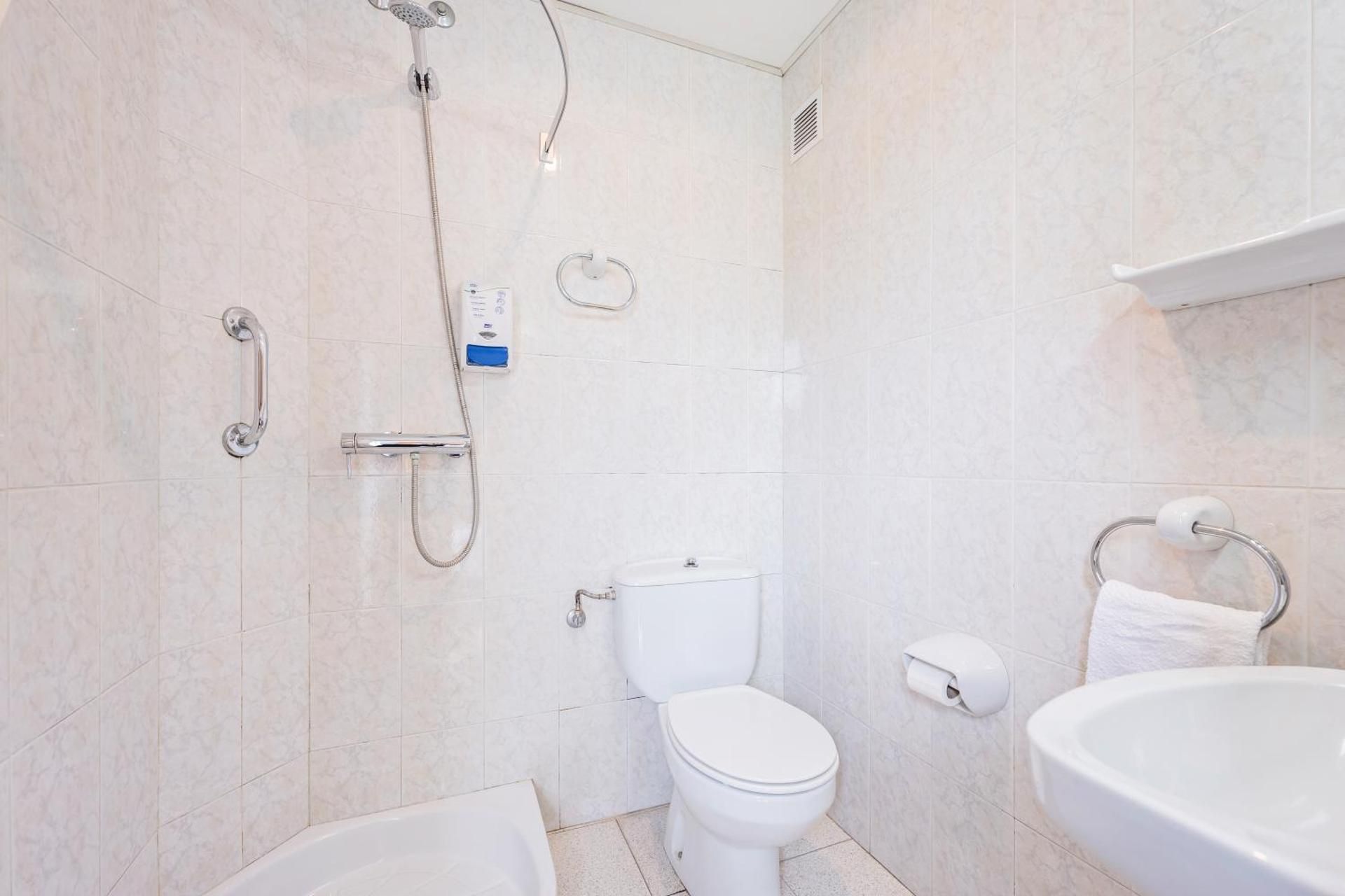 Twin Room with Shower