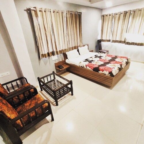 Hotel Dhruva Deluxe AC Room (Queen Bed) 5