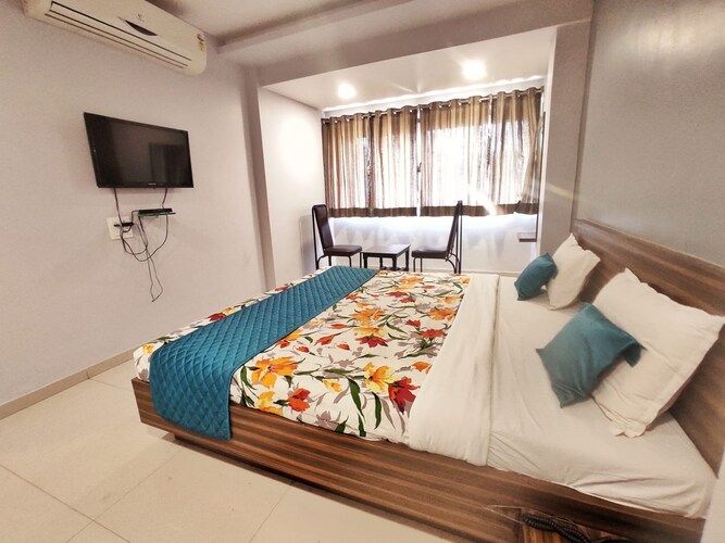Deluxe AC Room (Queen Bed)