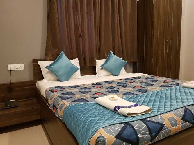 Hotel Dhruva Deluxe AC Room (Queen Bed) 4