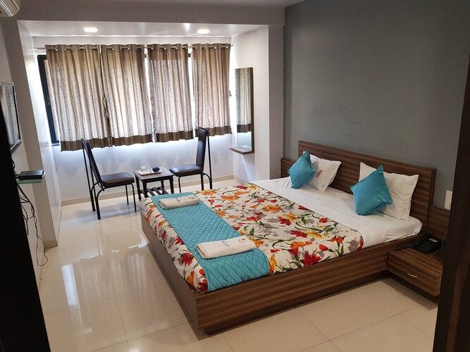 Hotel Dhruva Deluxe AC Room (Queen Bed) 3