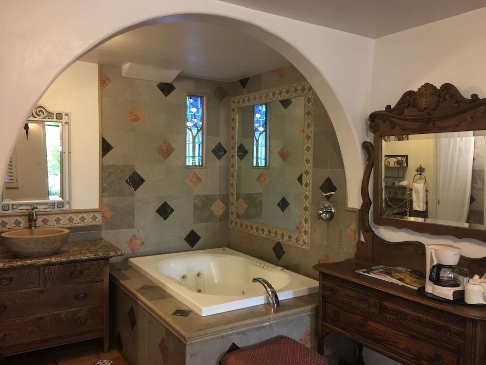 Chantico Inn Standard Room, 2 Queen Beds 14