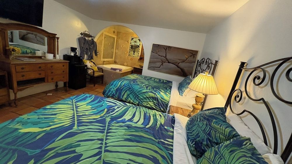 Chantico Inn Standard Room, 2 Queen Beds 6