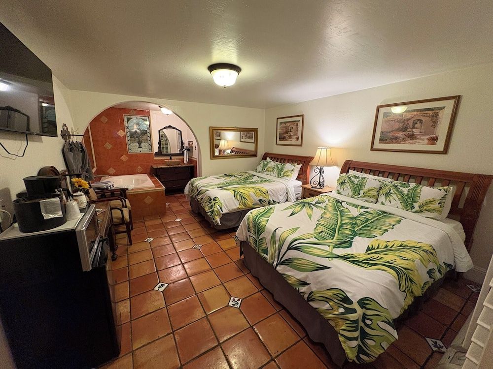 Chantico Inn Standard Room, 2 Queen Beds 2