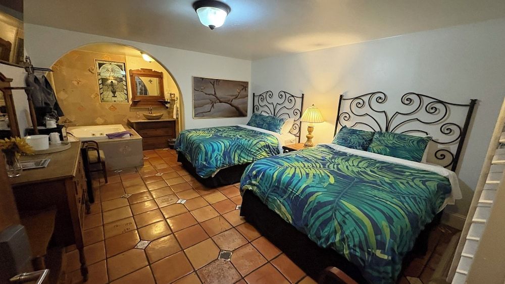 Chantico Inn Standard Room, 2 Queen Beds 7