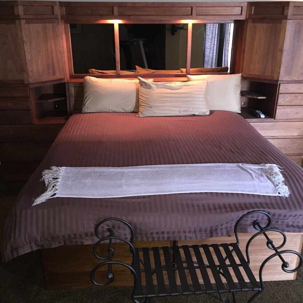 Apartments@Convention Center-16th Street Mall Premium, 1 King Bed, 1 Queen Air Bed, 2 Bath, Balcony, Kitchen 14