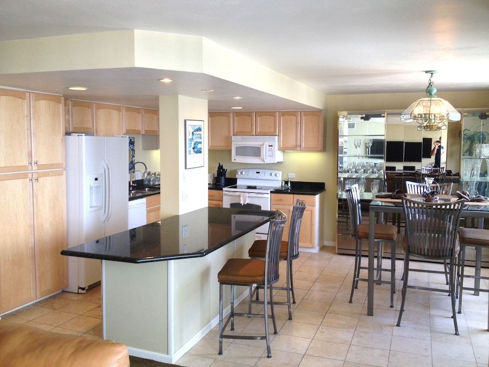 Apartments@Convention Center-16th Street Mall Premium, 1 King Bed, 1 Queen Air Bed, 2 Bath, Balcony, Kitchen 6