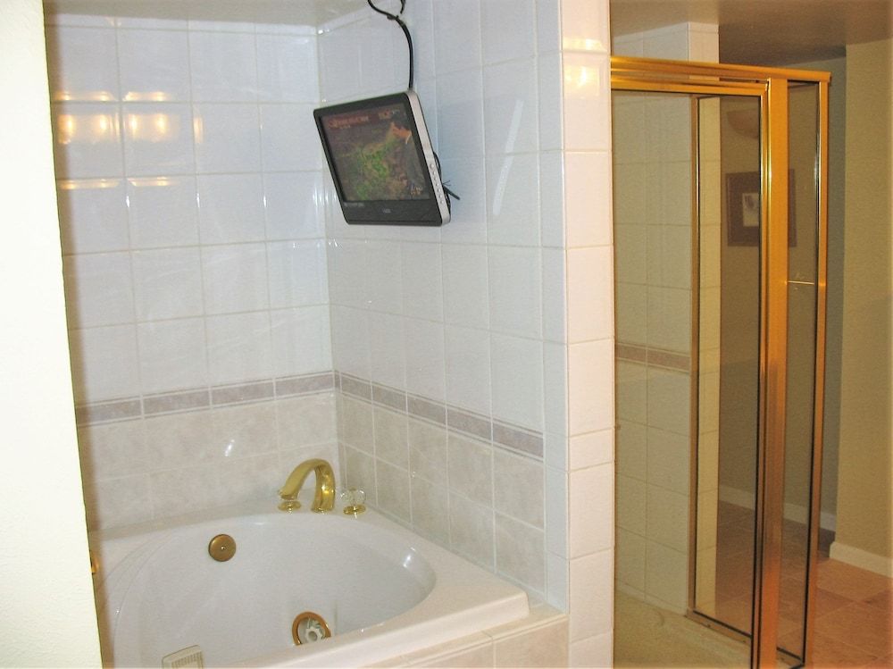 Apartments@Convention Center-16th Street Mall Premium, 1 King Bed, 1 Queen Air Bed, 2 Bath, Balcony, Kitchen 19