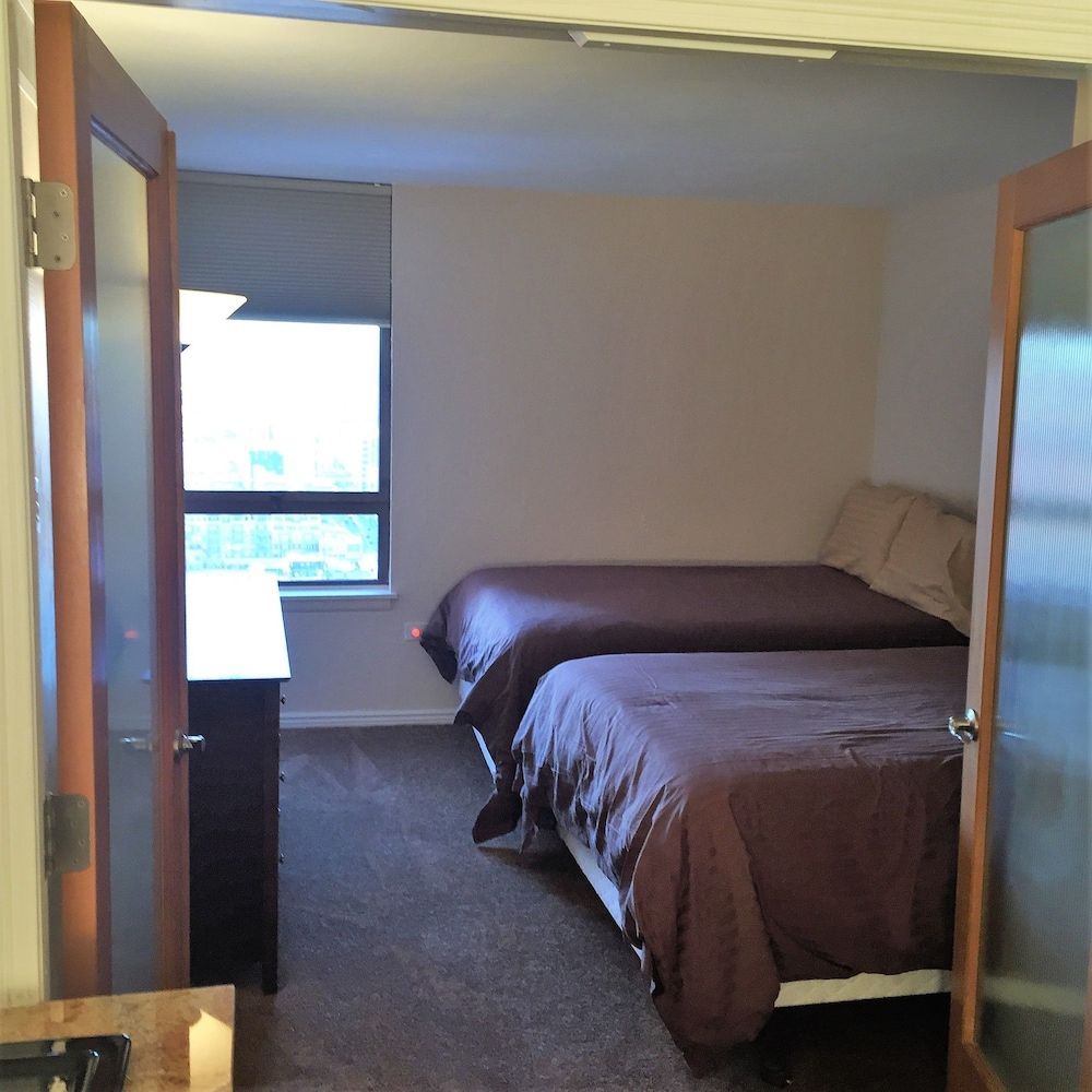 Apartments@Convention Center-16th Street Mall 2 Bedrooms, 2 Bath, Balcony, Kitchen, Queen Airbed 4