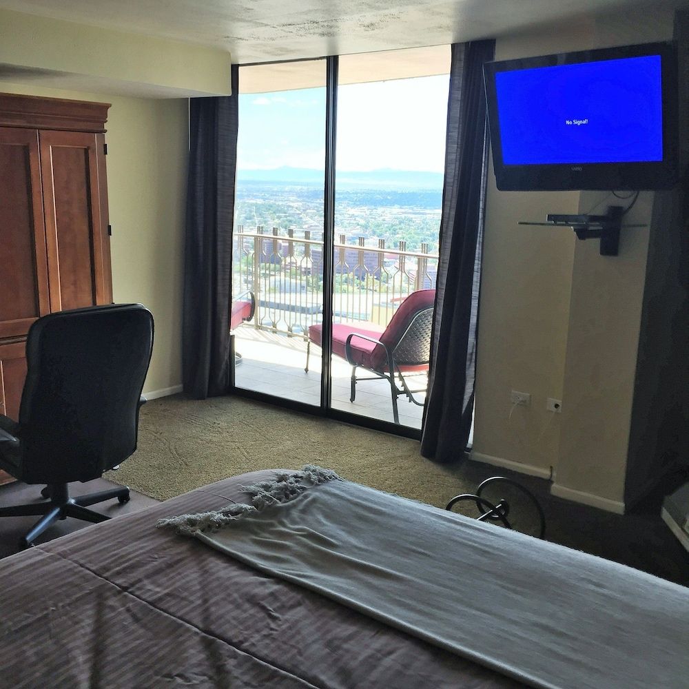 Apartments@Convention Center-16th Street Mall Premium, 1 King Bed, 1 Queen Air Bed, 2 Bath, Balcony, Kitchen 9