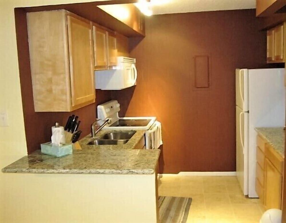 Apartments@Convention Center-16th Street Mall Standard 1 Bedroom, 1 Bath, 1 King bed, 1 Queen airbed, Balcony, Kitchen 12