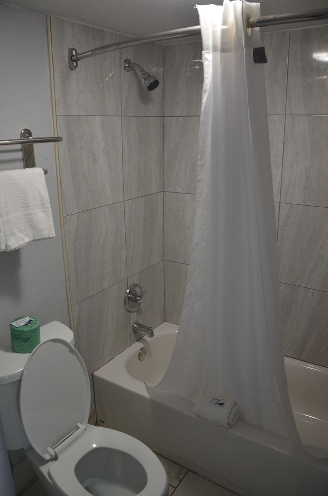 Rodeway Inn Sun City Center Standard Room, 2 Double Beds, Non Smoking 9