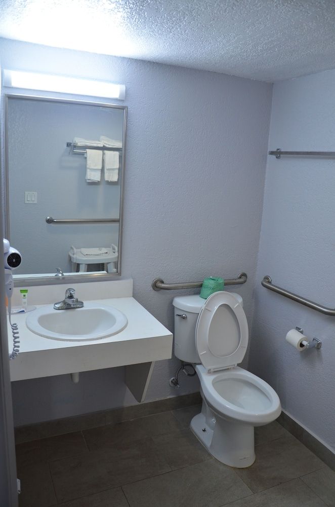 Rodeway Inn Sun City Center Room, 1 King Bed, Accessible, Non Smoking 4