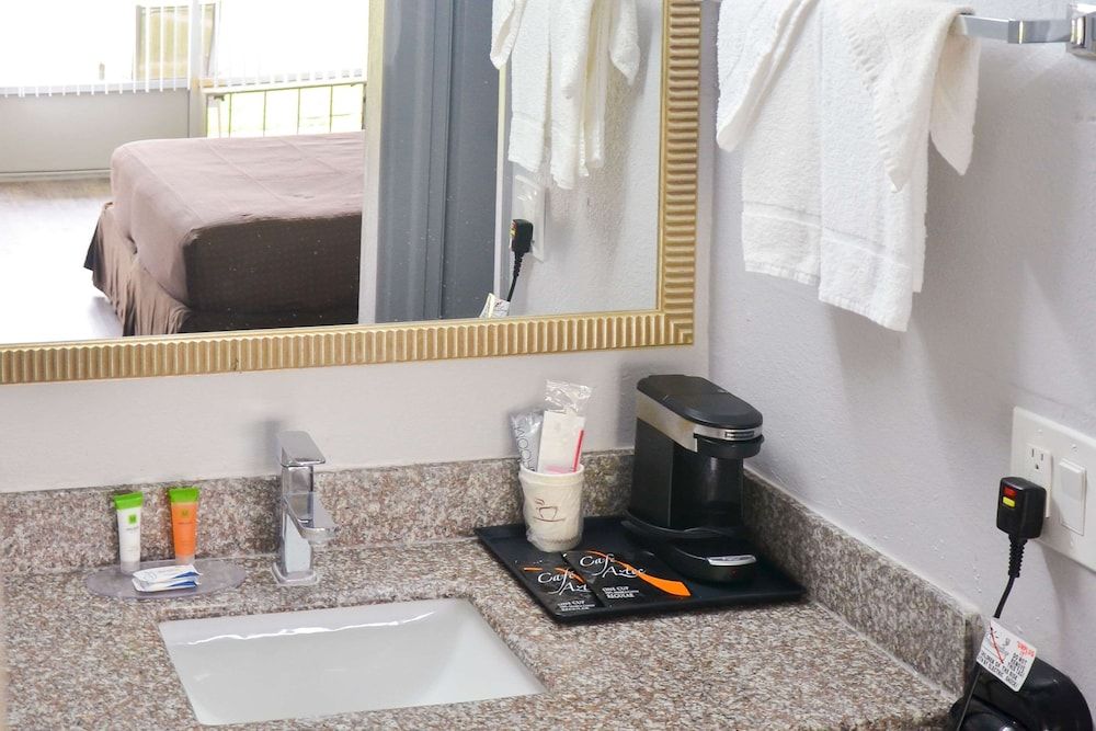 Rodeway Inn Sun City Center Standard Room, 2 Double Beds, Non Smoking 7