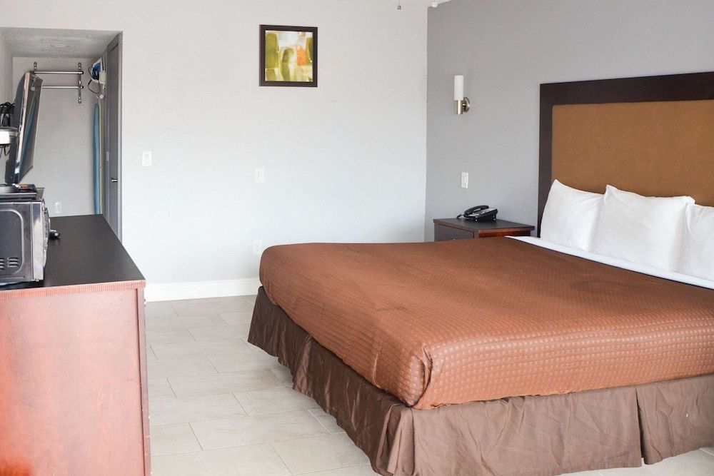 Rodeway Inn Sun City Center Room, 1 King Bed, Accessible, Non Smoking 3