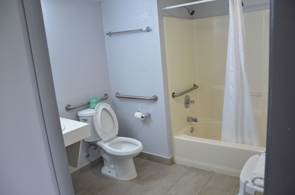 Rodeway Inn Sun City Center Room, 1 King Bed, Accessible, Non Smoking 5