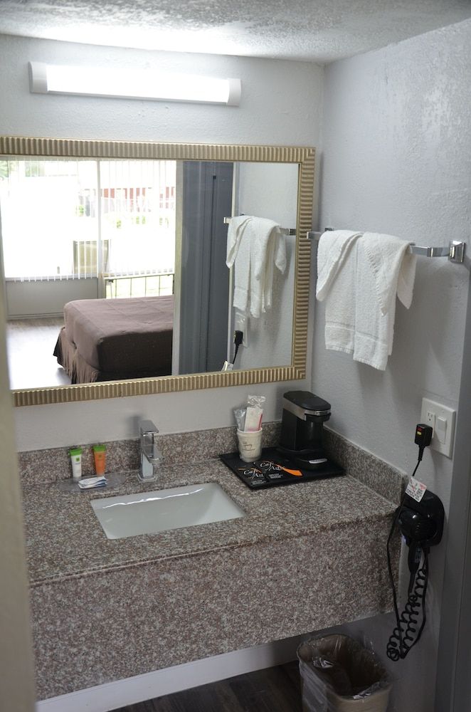 Rodeway Inn Sun City Center Standard Room, 2 Double Beds, Non Smoking 10