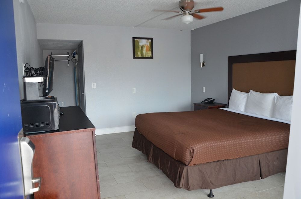 Rodeway Inn Sun City Center Room, 1 King Bed, Accessible, Non Smoking 2