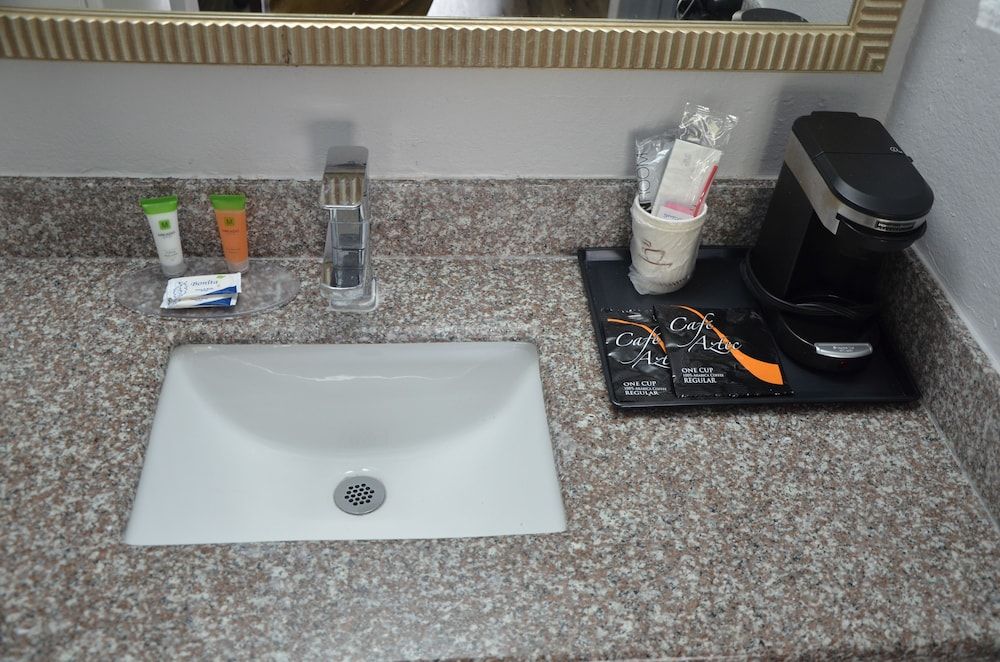 Rodeway Inn Sun City Center Room, 1 King Bed, Accessible, Non Smoking 7