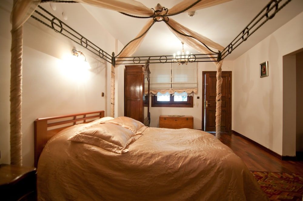Junior Suite, 1 Queen Bed, Balcony, Garden View