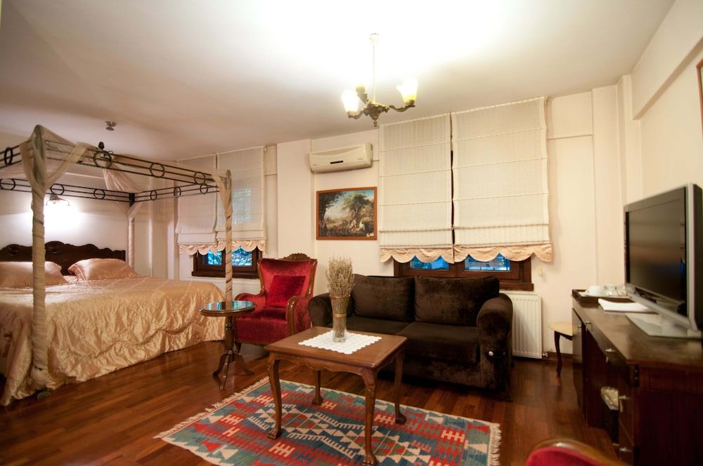 Deluxe Suite, 1 King Bed with Sofa bed, City View