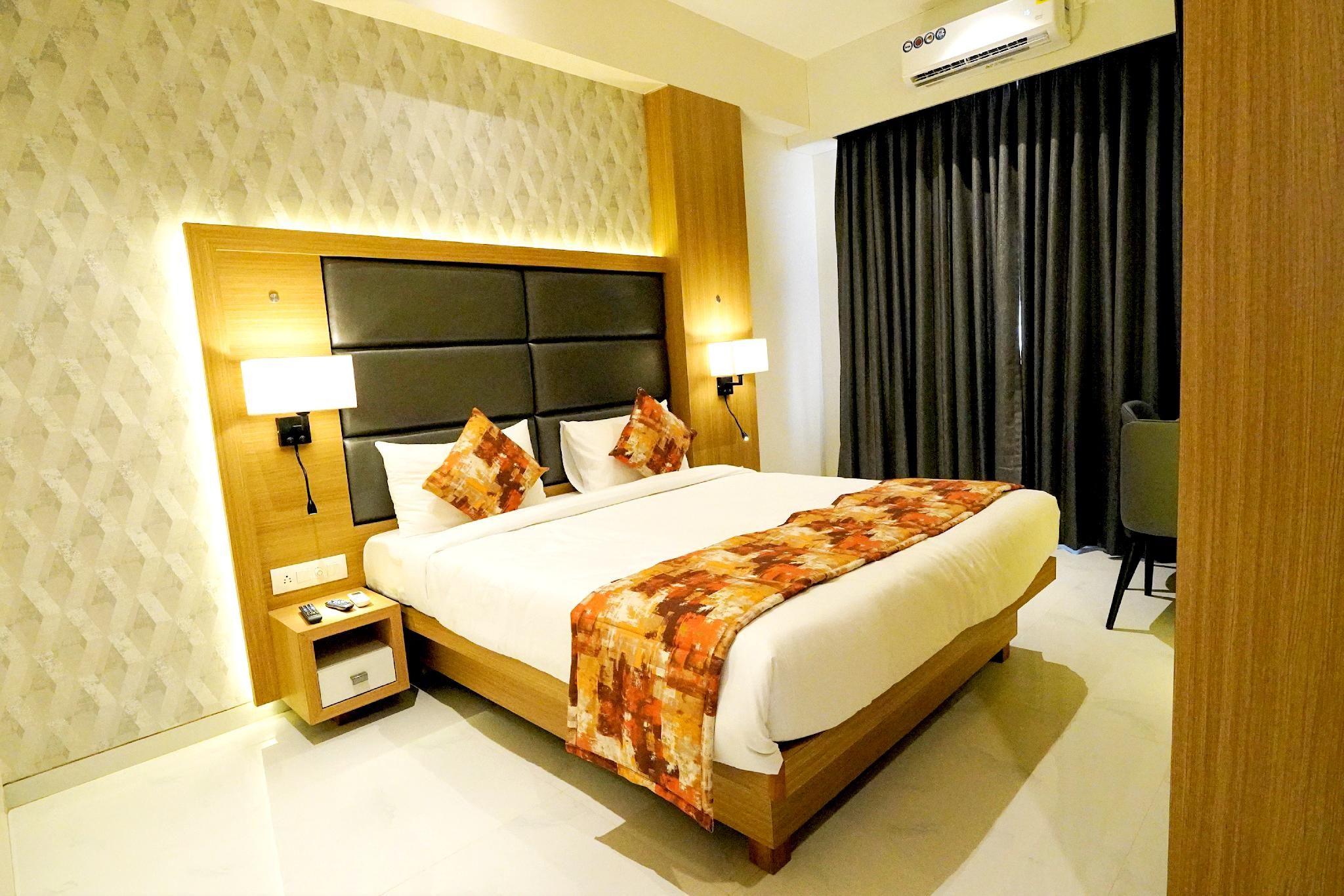 Hotel Town Palace Deluxe Room  AC 5