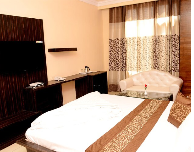 Deluxe Room (Only Veg Food available with CP and MAP)