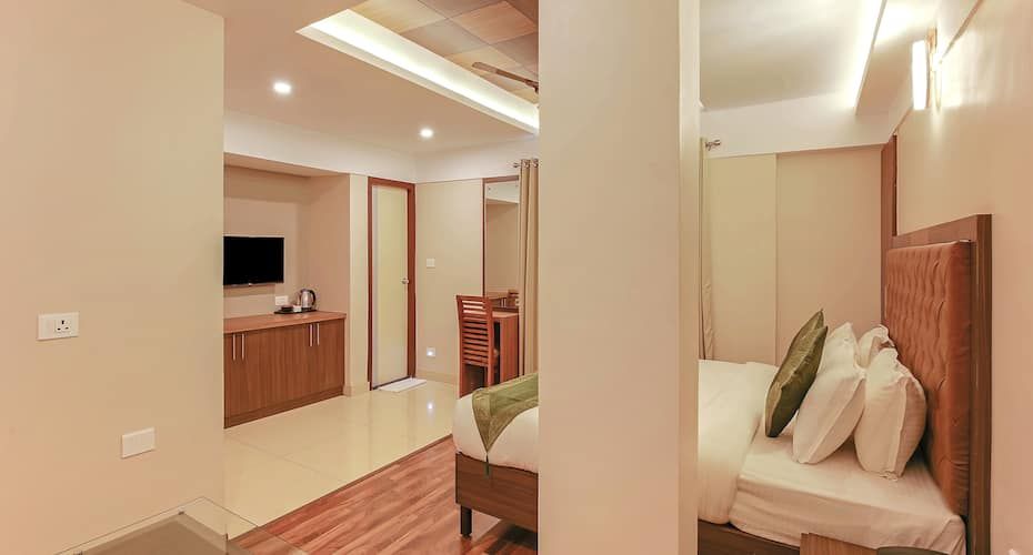 Goodland Residency Deluxe Room King Bed 5