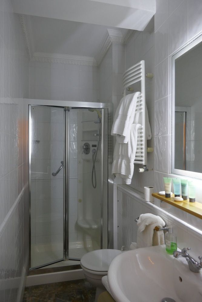 Kerrington House Standard Double Room, Ensuite (Camellia) 3