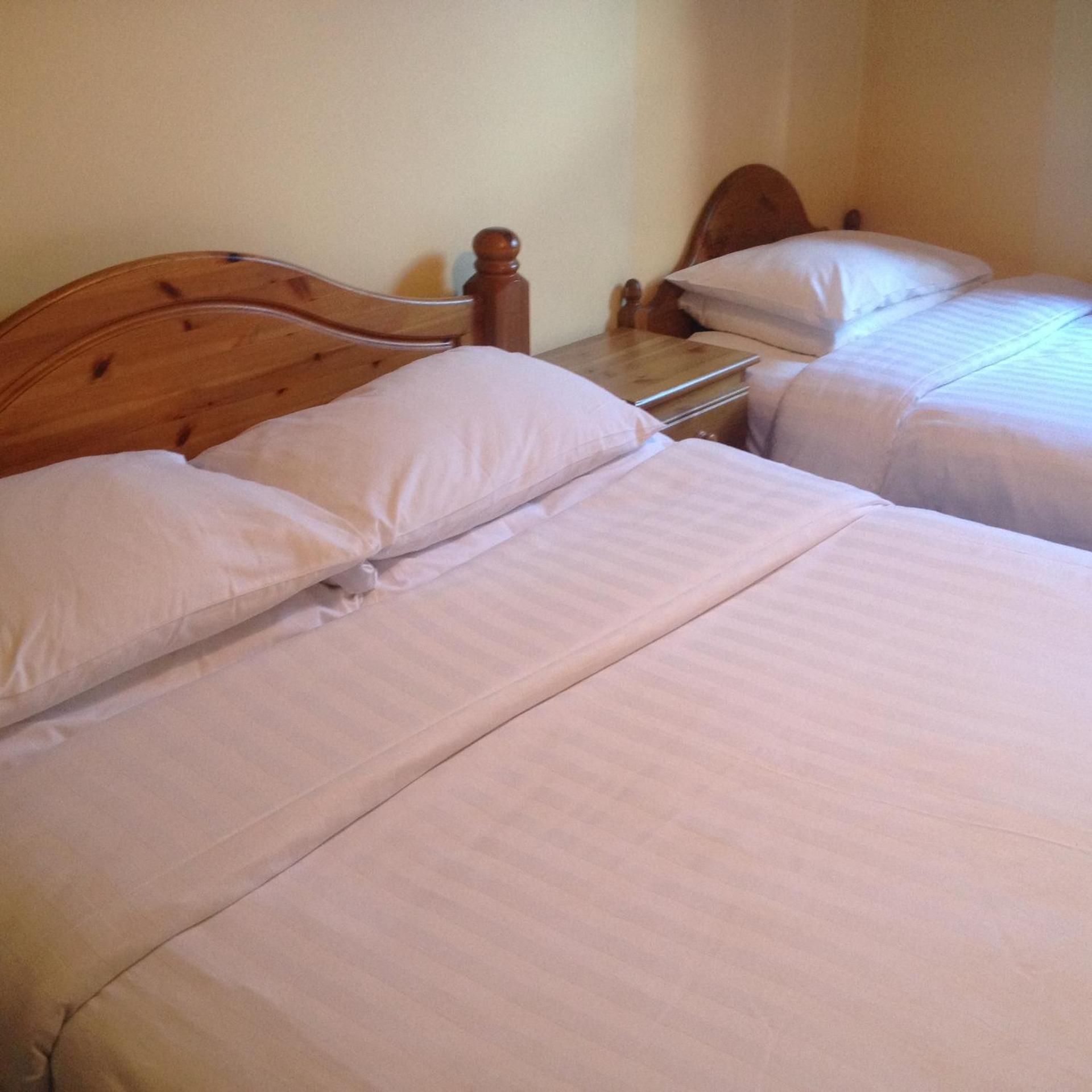 Family room-Executive-Private Bathroom-Sleeps 3 Disabled Access