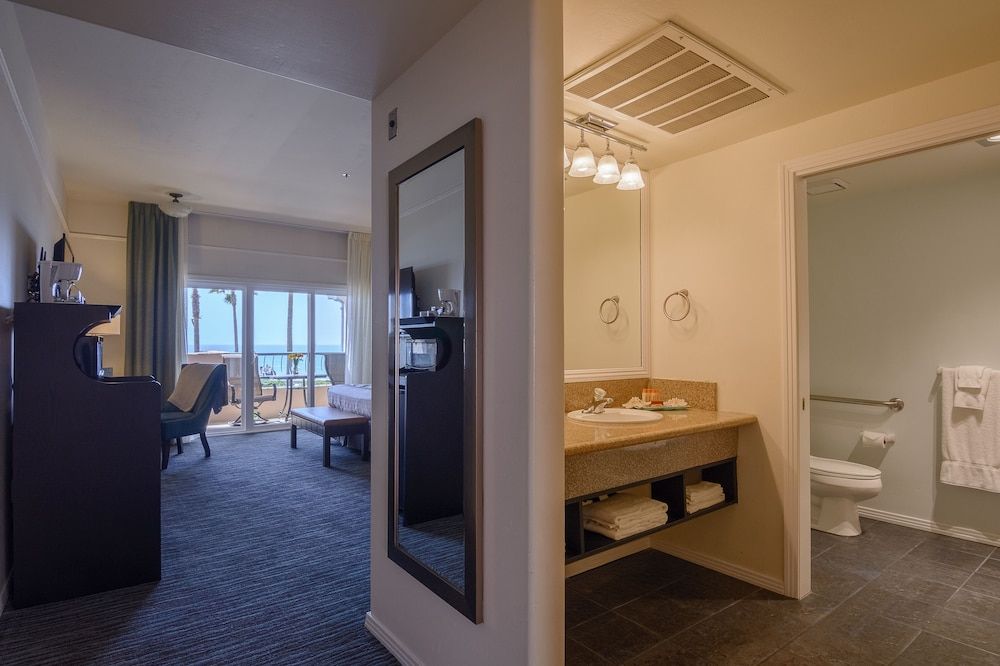 Tamarack Beach Resort Hotel Panoramic Room, 2 Queen Beds, Patio, Ocean View 4