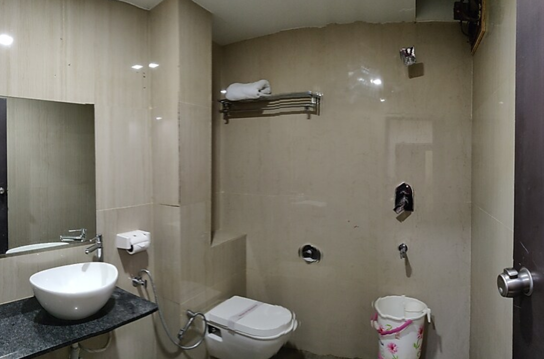 Hotel Hirakani DELUXE ROOM NON AC 5